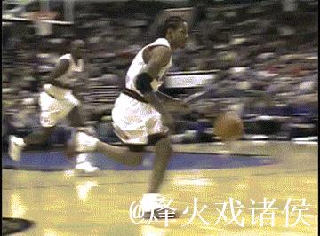 脚踝终结者!桑普森双变向晃倒法耶,随后单臂暴扣激情庆祝 脚踝终结者!桑普森双变向晃倒法耶,随后单臂暴扣激情庆祝